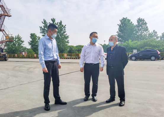 图4:董事长刘亚华(右一)考察盐卡港区码头
